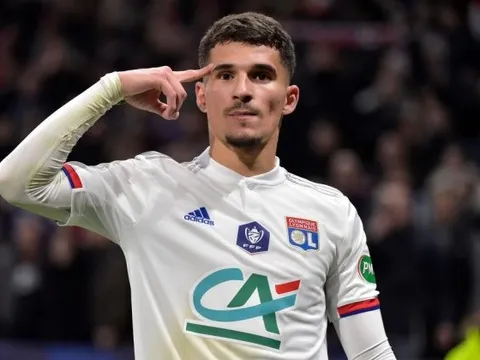 XONG! Lyon hé lộ tương lai của Aouar và Depay