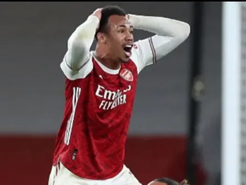 XONG! Thắng Chelsea, Arsenal hứng chịu đòn giáng mạnh
