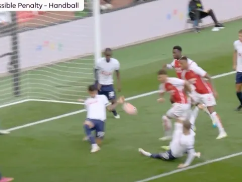 Xong trận Arsenal 2-2 Tottenham mới thấy Man Utd bị oan ức