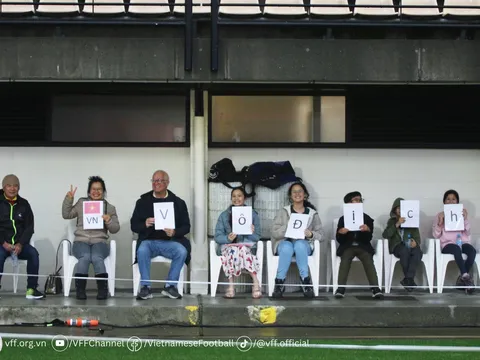 Xúc động hình ảnh CĐV đội mưa cổ vũ tuyển nữ Việt Nam