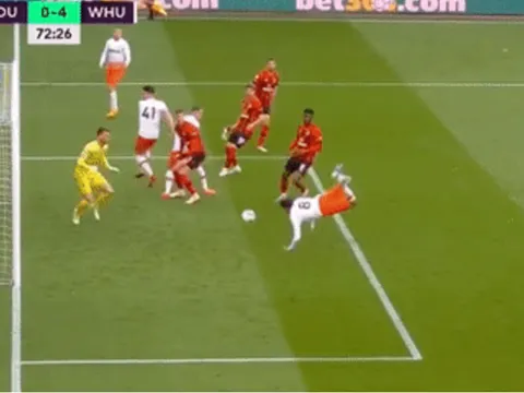 Tiền vệ Premier League tái hiện siêu phẩm bọ cạp của Giroud