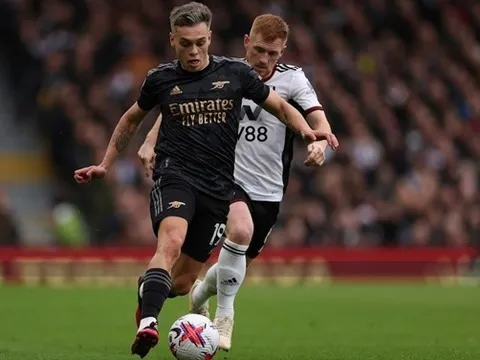 Trossard đi vào lịch sử Ngoại hạng Anh