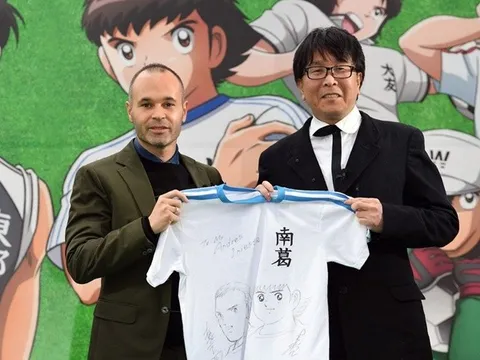 Tác giả Captain Tsubasa được vinh danh giống HLV Troussier