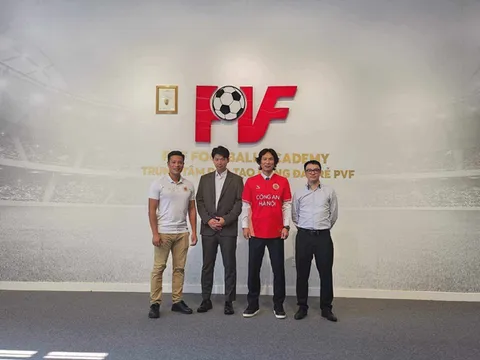 Dẫn dắt nhà vô địch V-League, HLV Hàn Quốc nhận lời cảnh báo