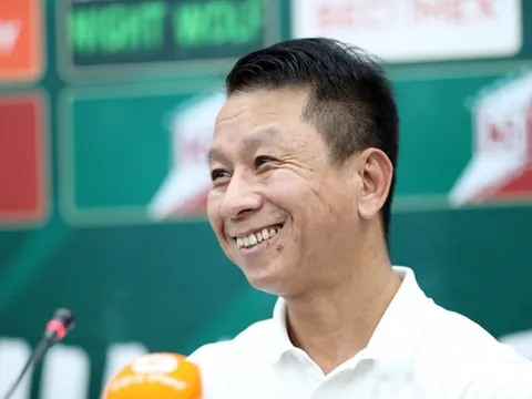 Mất điểm, HLV Văn Sỹ Sơn đòi 2 quả phạt đền