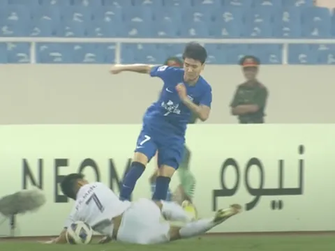 CĐV Trung Quốc đòi trục xuất cầu thủ đá vào mặt Xuân Mạnh