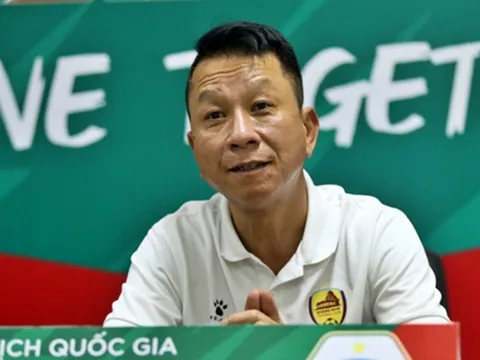 "Trọng tài bắt như vậy chúng tôi không đá được"