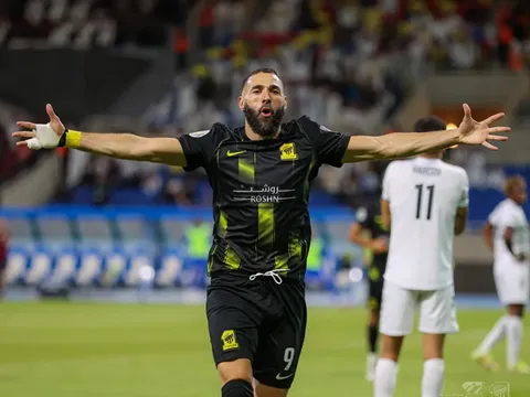 Benzema liên tục lập công trong màu áo mới