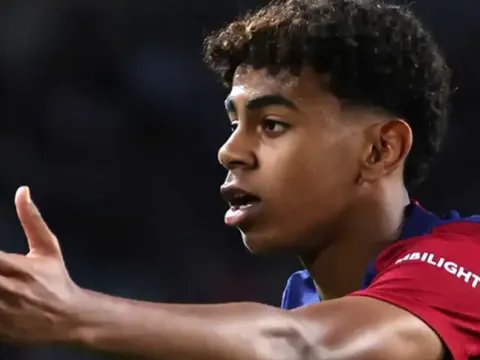 Thần đồng Barcelona nhận án treo giò 'kỳ lạ'