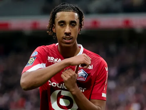 Bayern tham gia cuộc đua giành Leny Yoro