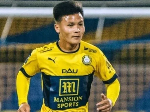 Quang Hải lại bị Pau gạch tên