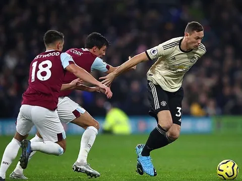 Harry Maguire lăn xả tới mức đổ máu, phải băng bó đầu