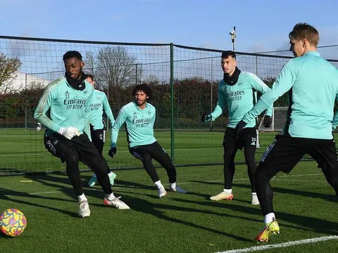 Cựu số 10 tả xung hữu đột, bất ngờ không khí sân tập Arsenal