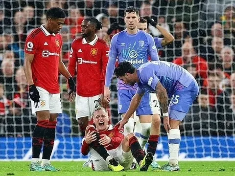 "Cậu ấy cần nghiêm túc xem xét tương lai của mình ở Old Trafford"