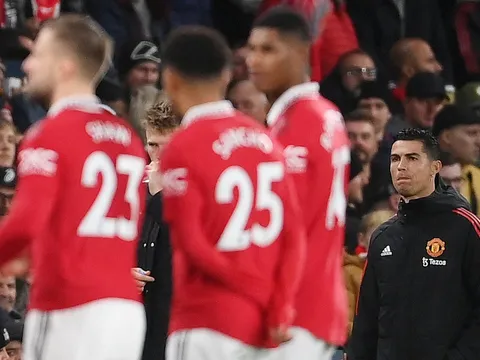 SỐC! Ronaldo hành xử vượt quá giới hạn sau khi bỏ xuống đường hầm