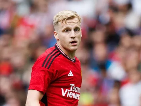 Thương vụ Van de Beek - Girona ngã ngũ
