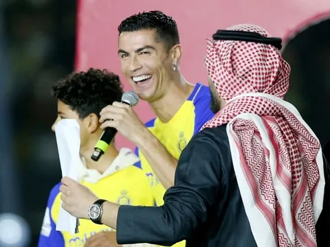 Ronaldo nhầm tai hại, gọi Saudi Arabia là… Nam Phi ở ra mắt Al-Nassr