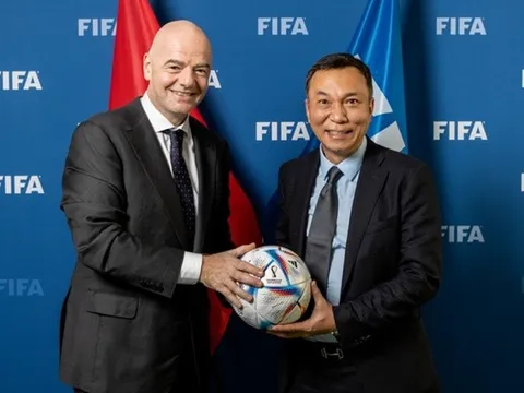 Chủ tịch FIFA trao cúp AFF cho Việt Nam hoặc Thái Lan