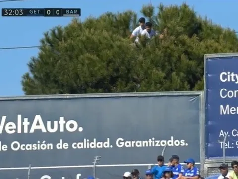 Khoảnh khắc hài hước trong trận đấu của Barcelona