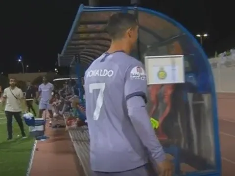 Ronaldo phớt lờ HLV, bỏ vào đường hầm sau trận hòa