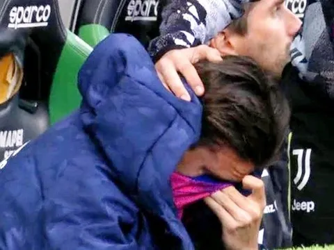 Tiền vệ Juventus bật khóc sau sai lầm dẫn đến bàn thua