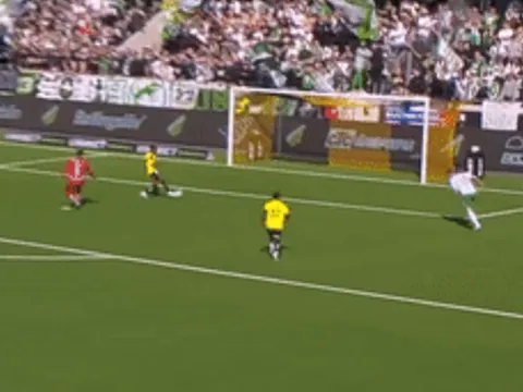 Thủ môn tuyển Thụy Điển mắc sai lầm ngớ ngẩn