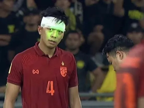 CĐV Malaysia liên tục chiếu tia laser vào mặt cầu thủ Thái Lan
