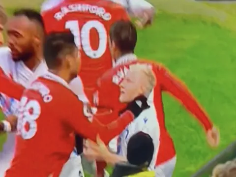 Bóp cổ đối thủ, Casemiro bị trọng tài rút thẻ đỏ