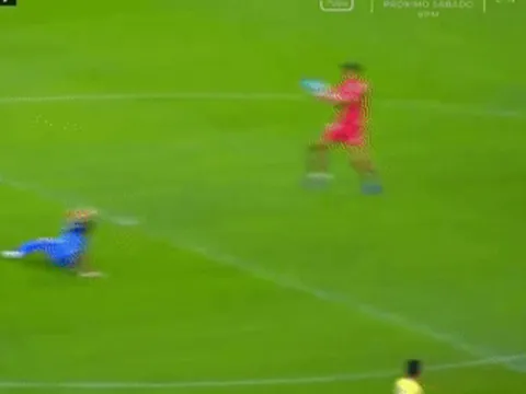 Thủ môn Argentina lao lên giữa sân bắt bóng