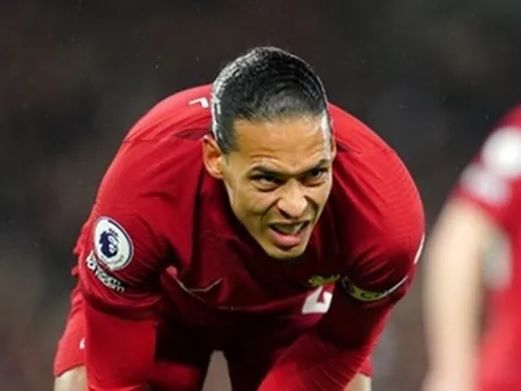 Alexander-Arnold và Van Dijk bị chê chơi như học sinh trước Arsenal
