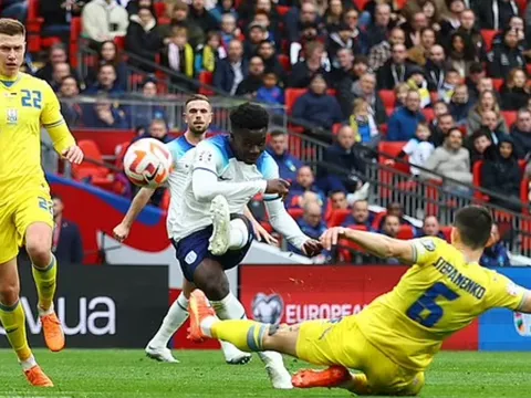 Zinchenko 'ngả mũ' với Saka