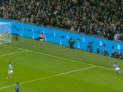 Ziyech tái hiện khoảnh khắc kinh điển của Berbatov