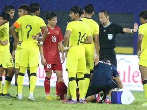 CĐV Malaysia cay cú; HLV Troussier: "Trận đấu không hề dễ dàng cho trọng tài"