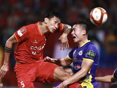 Việt Anh bầm mặt sau pha tranh chấp với Văn Hậu