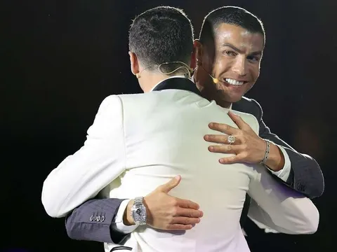 Thực hư chuyện Ronaldo nhường giải "Cầu thủ hay nhất năm" cho Lewandowski