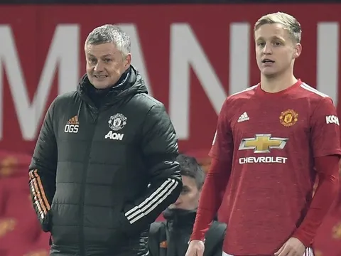 'Sao không cho Van de Beek ra sân? Cậu ấy không thể chơi tệ hơn Fred được nữa'