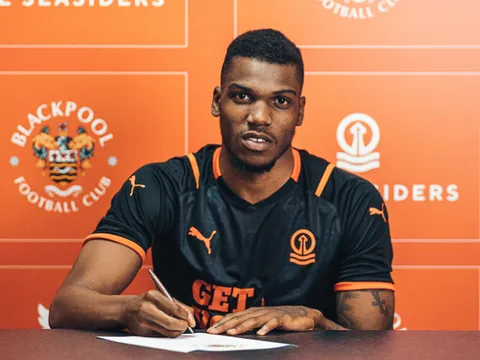 CHÍNH THỨC: Chelsea đẩy cơn lốc cánh phải rời Stamford Bridge