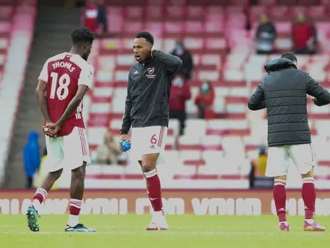 Ăn mừng cuồng nhiệt, sao Arsenal gãy răng phải đi kiếm
