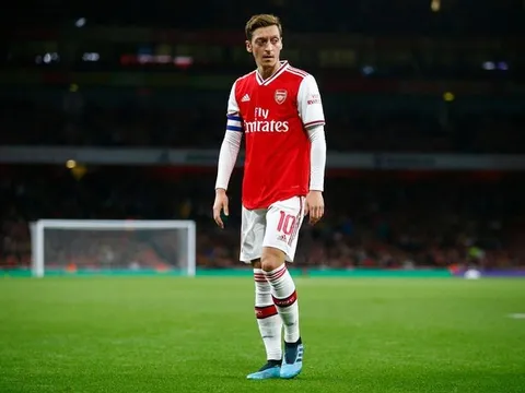Unai Emery hé lộ sự thật đau lòng với Mesut Ozil