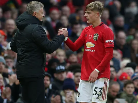 NHM Man Utd vui sướng: "Cậu ấy làm lu mờ Roberto Carlos, là Evra mới của CLB"