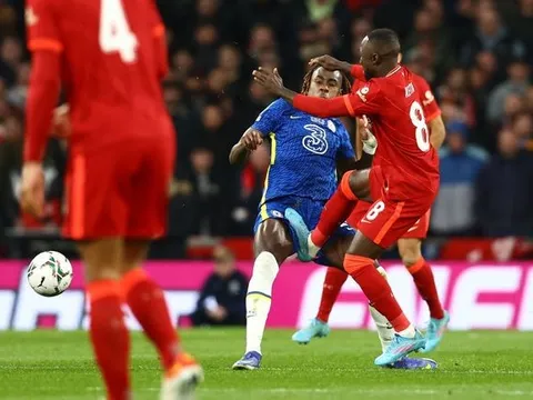 Paul Merson chỉ ra CLB có cơ hội vô địch Cúp C1 thay vì Premier League