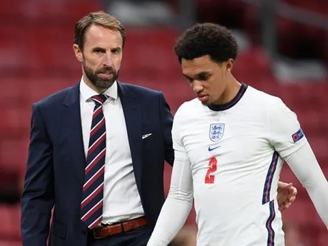 Ian Wright nói thẳng về việc Southgate loại Alexander-Arnold