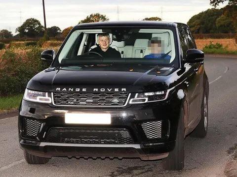 Hòa Liverpool, sếp lớn Man Utd lập tức đến Carrington, Solskjaer chở 'khách lạ'