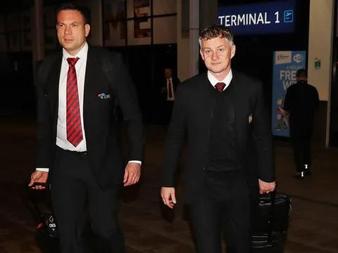 Man Utd tức tốc trở lại Anh, 'sếp máu mặt' theo Solskjaer như hình với bóng