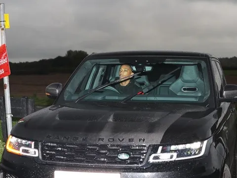 Giữa bầu trời u ám, 4 viện binh âm thầm đến Carrington giải cứu Man Utd