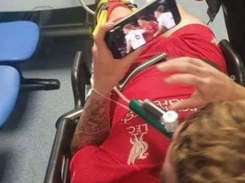 Hành động khó tin của Elliott với Liverpool