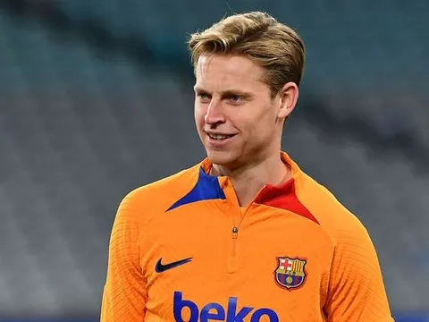 Neville chỉ trích Barca thiếu đạo đức với De Jong