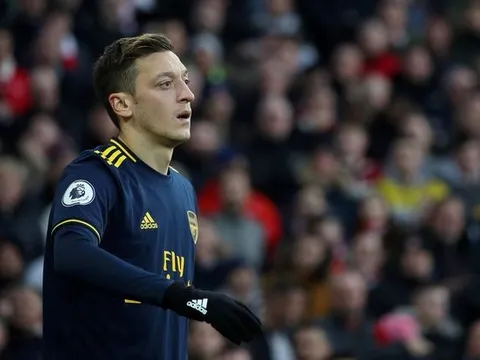 Chọc giận Trung Quốc, Ozil khiến Arsenal nhận sự trừng phạt