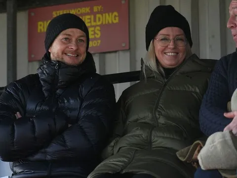 Karna Solskjaer ra mắt M.U, cha con Ole đi vào lịch sử CLB