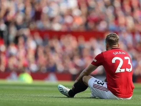 Bị 'báu vật Carrington' đe dọa, Shaw còn phải nhận án phạt oái oăm